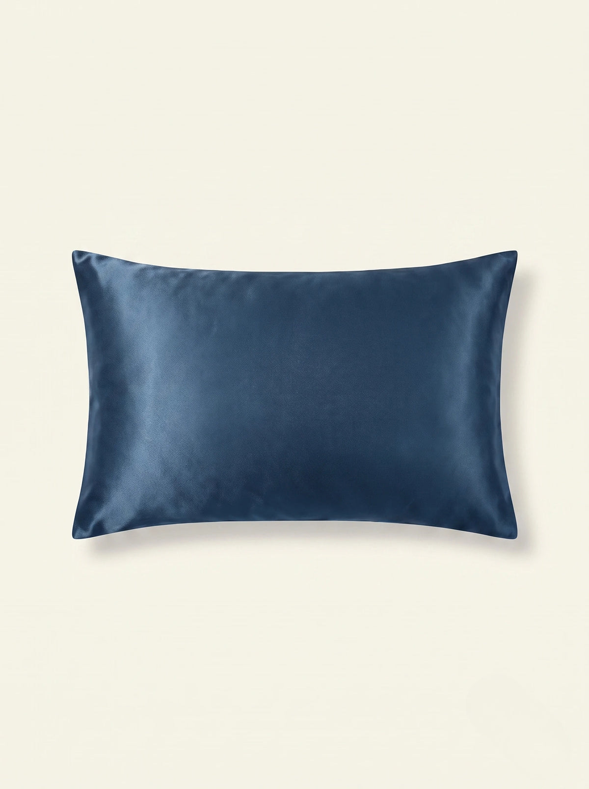Taie d'oreiller en soie 19 mommes bleu paon sur fond ivoire.