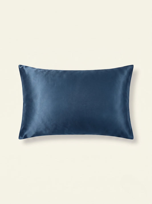 Taie d'oreiller en soie 19 mommes bleu paon sur fond ivoire.