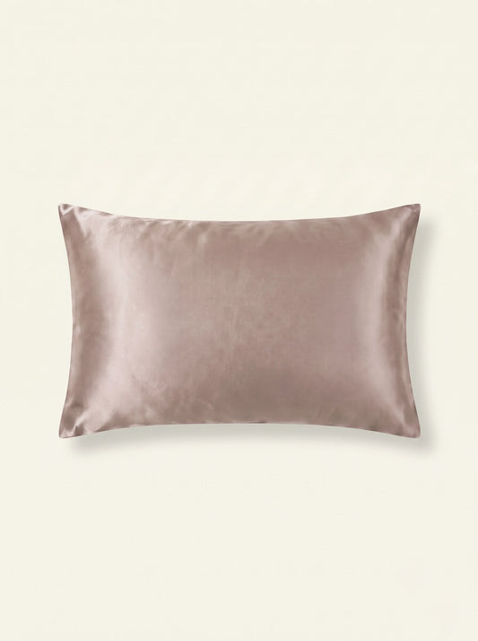 Taie d'oreiller en soie 22 mommes beige sur fond ivoire.