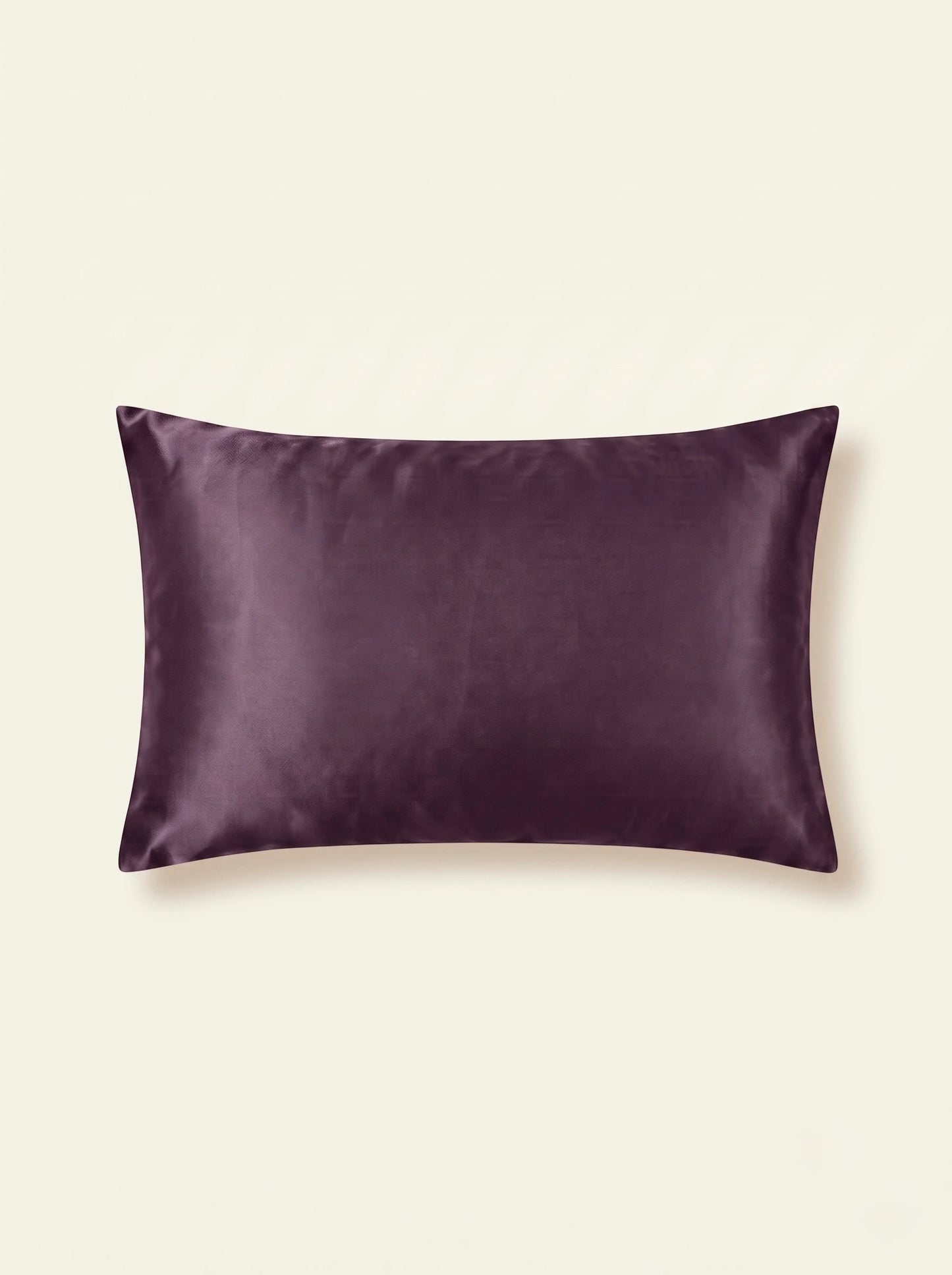 Taie d'oreiller en soie 22 mommes violette sur fond ivoire.