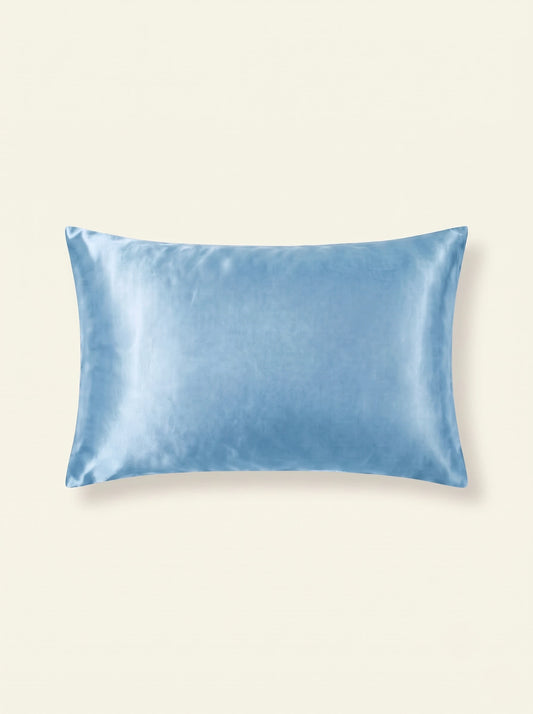 Taie d'oreiller en soie 25 mommes bleu ciel sur fond ivoire.