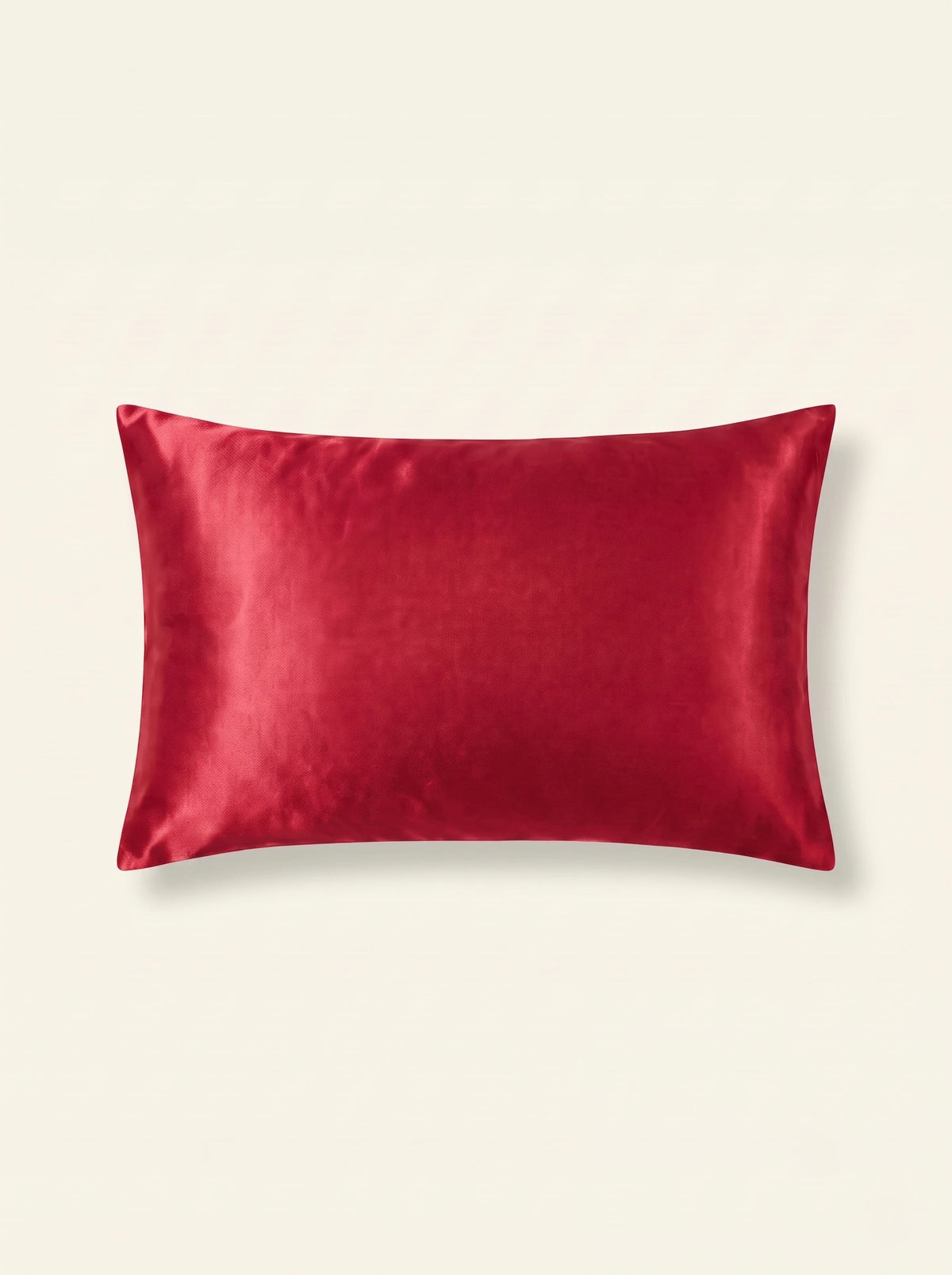 Taie d'oreiller en soie 25 mommes ivoire sur fond rouge.
