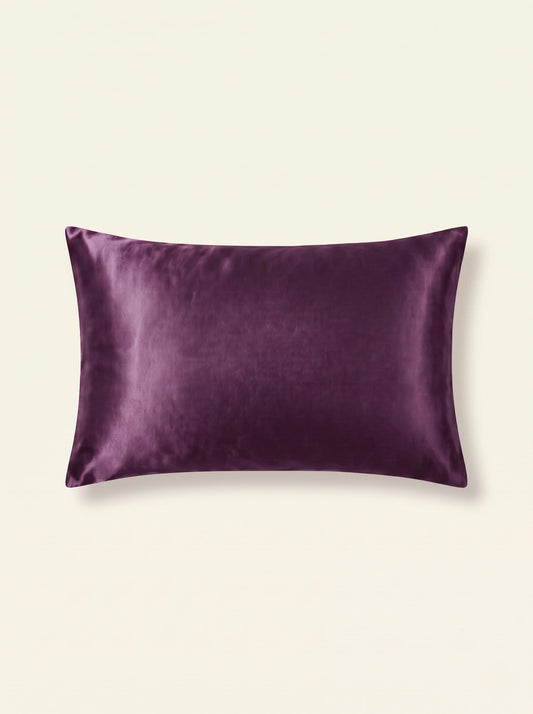 Taie d'oreiller en soie 25 mommes violette sur fond ivoire.