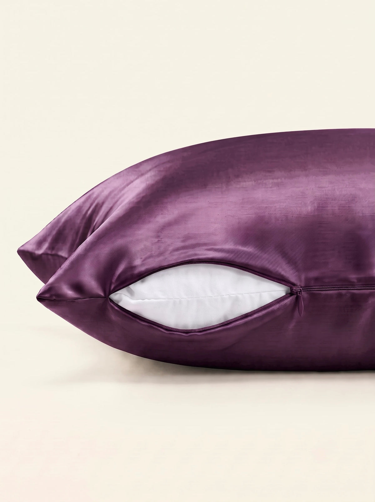 Taie d'oreiller en soie 25 mommes violette, zoom sur les détails de la fermeture éclair, sur fond violette.